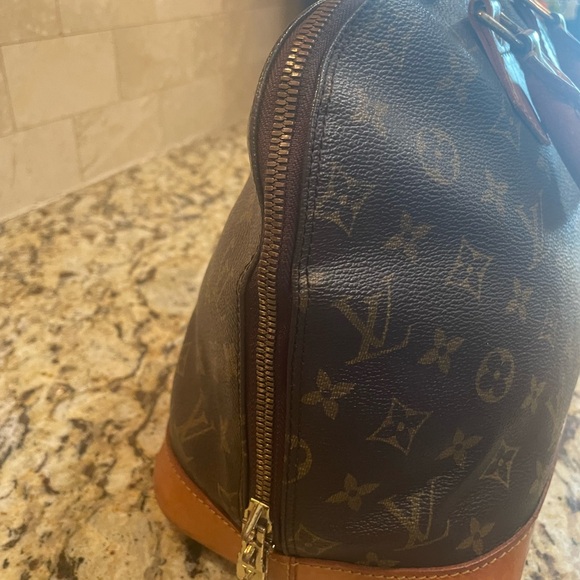 Louis Vuitton AUTHENTIC Alma bag. Monogram canvas. - Picture 11 of 16